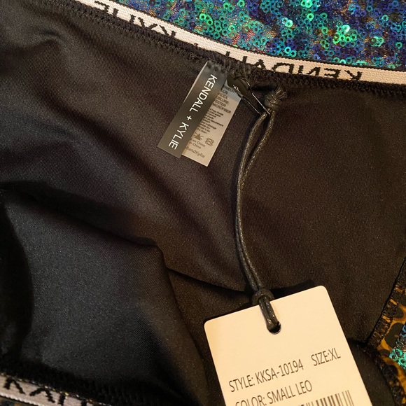 Kendall and Kylie leopard bikini - Picture 7 of 9